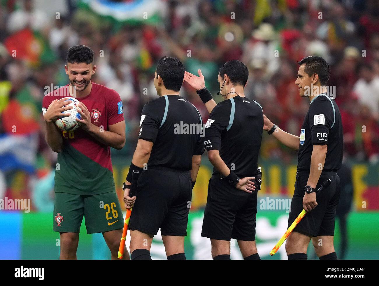 Goncalo Ramos (à gauche), du Portugal, célèbre avec son ballon de jeu de chapeau après le match de la coupe du monde de la FIFA, Round of Sixth au stade Lusail à Lusail, au Qatar. Date de la photo: Mardi 6 décembre 2022. Banque D'Images