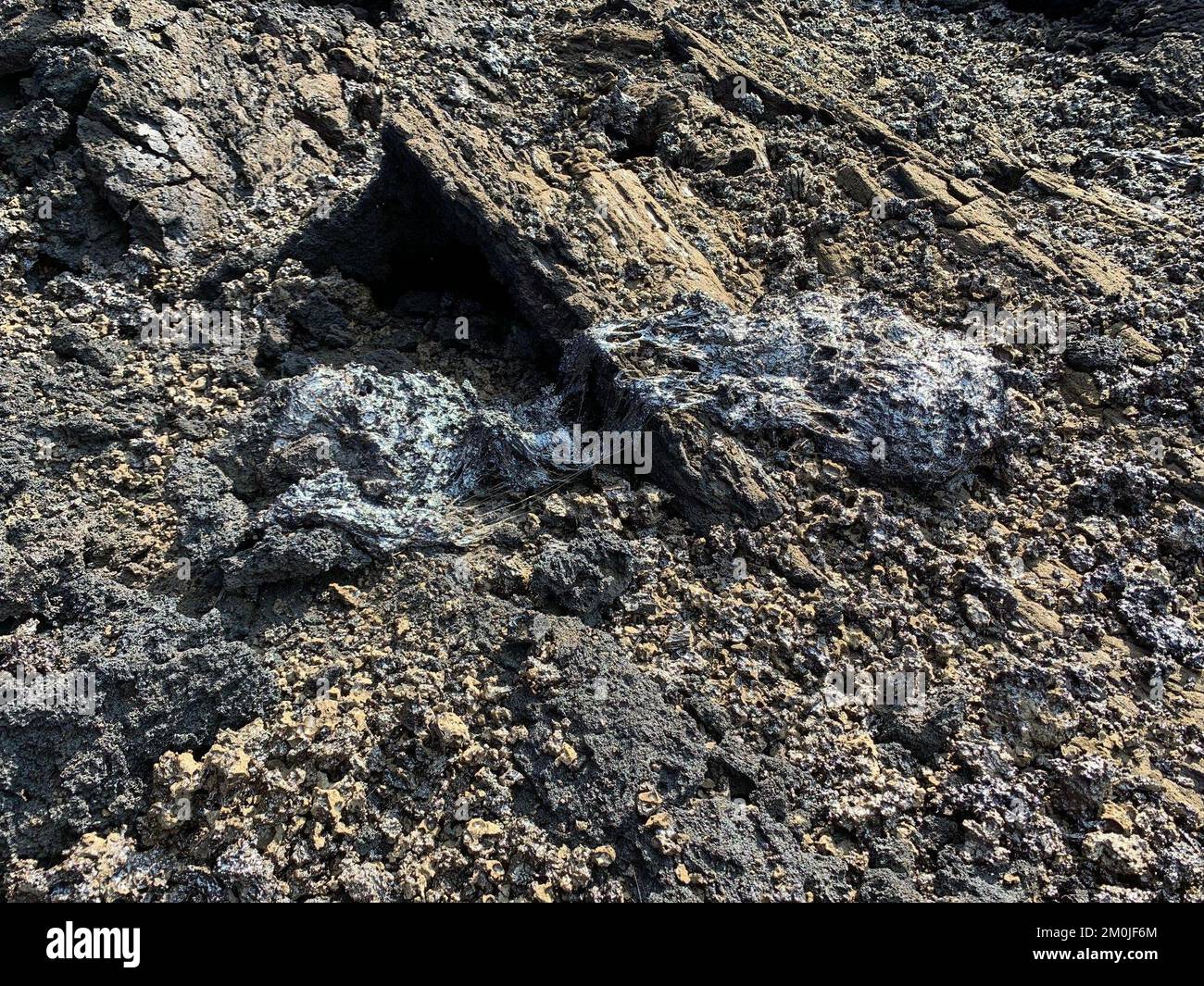 Mauna Loa, Hawaï, États-Unis. 2nd décembre 2022. Bombe à cracher de la fissure 3 de l'éruption de la zone de Rift du nord-est de Mauna Loa. La bombe était fondue et en plastique lorsqu'elle est tombée au sol. Pendant qu'elle volait dans l'air, la lave en fusion s'étirait et commençait à se briser pendant qu'elle refroidisse. Comme cette bombe est venue pour se reposer sur le tour, elle a continué à refroidir et se solidifier avec ces morphologies étirées. Credit: USGS/ZUMA Press Wire Service/ZUMAPRESS.com/Alamy Live News Banque D'Images