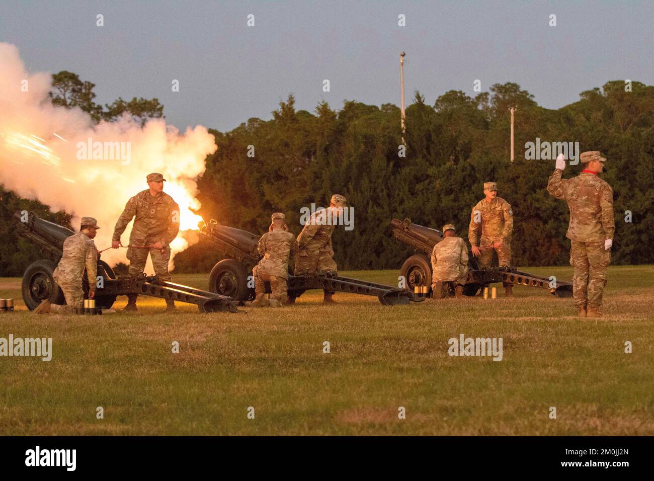 Fort Stewart, Géorgie, États-Unis. 29th novembre 2022. Des soldats de l'équipe de combat de la Brigade blindée 1st, Division d'infanterie 3rd, ont tiré un canon lors de la cérémonie du Twilight Tattoo à fort Stewart, en Géorgie, en novembre. 29, 2022. La cérémonie Twilight Tattoo est un moyen pour 3rd ID d'illustrer la fierté de la Marne et d'accorder crédit et reconnaissance à la Division et à la communauté environnante. Crédit : États-Unis Armée/ZUMA Press Wire Service/ZUMAPRESS.com/Alamy Live News Banque D'Images