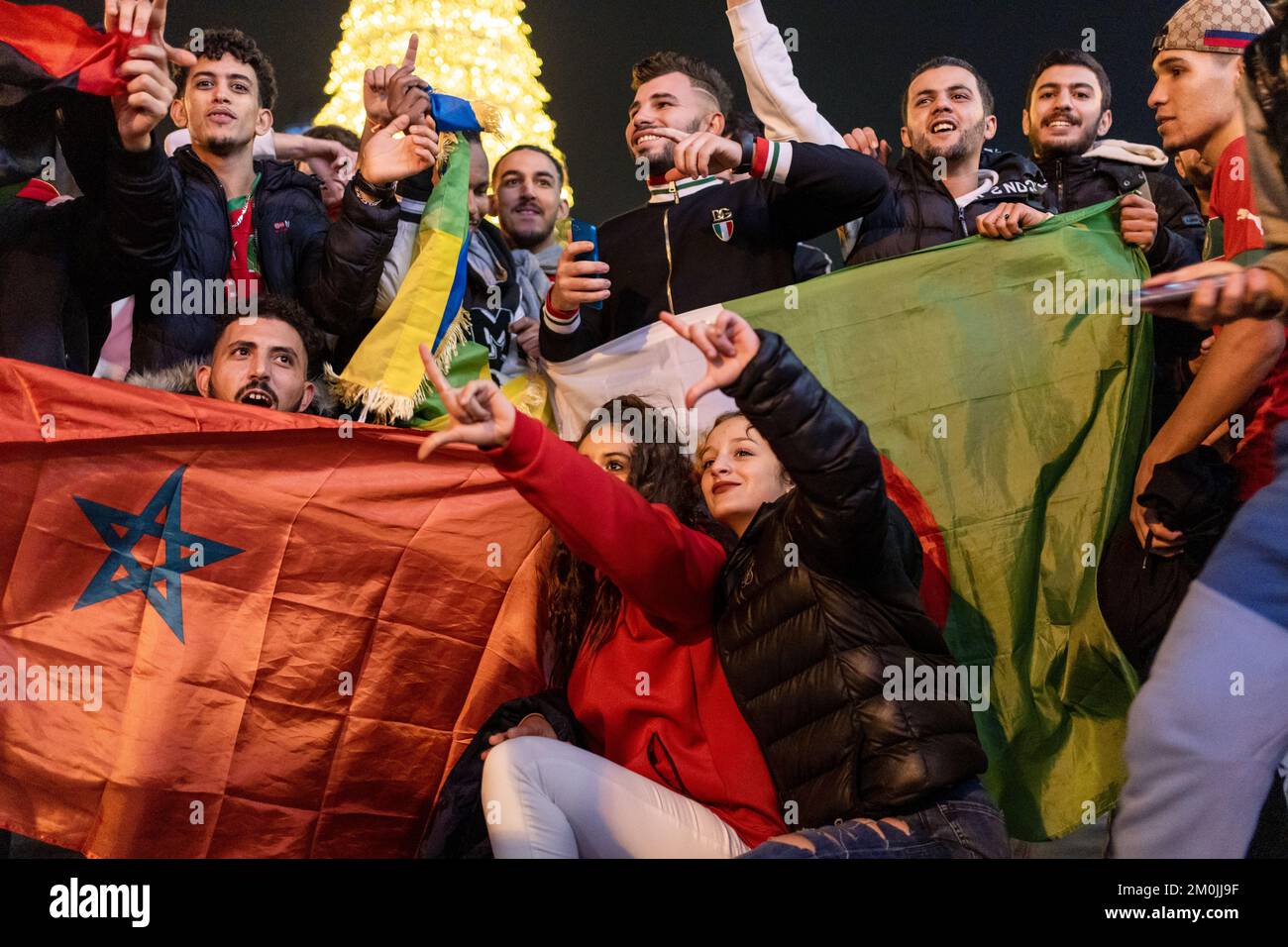 Madrid, Espagne, 6th décembre 2022. Les supporters de Morcco célèbrent avec déferlement leur équipe nationale sur la « Plaza del sol » lors de la coupe du monde de football 2022 au Qatar. La police était en état d'alerte pour les troubles possibles. Credit: Roberto Arosio/Alay Live News Banque D'Images