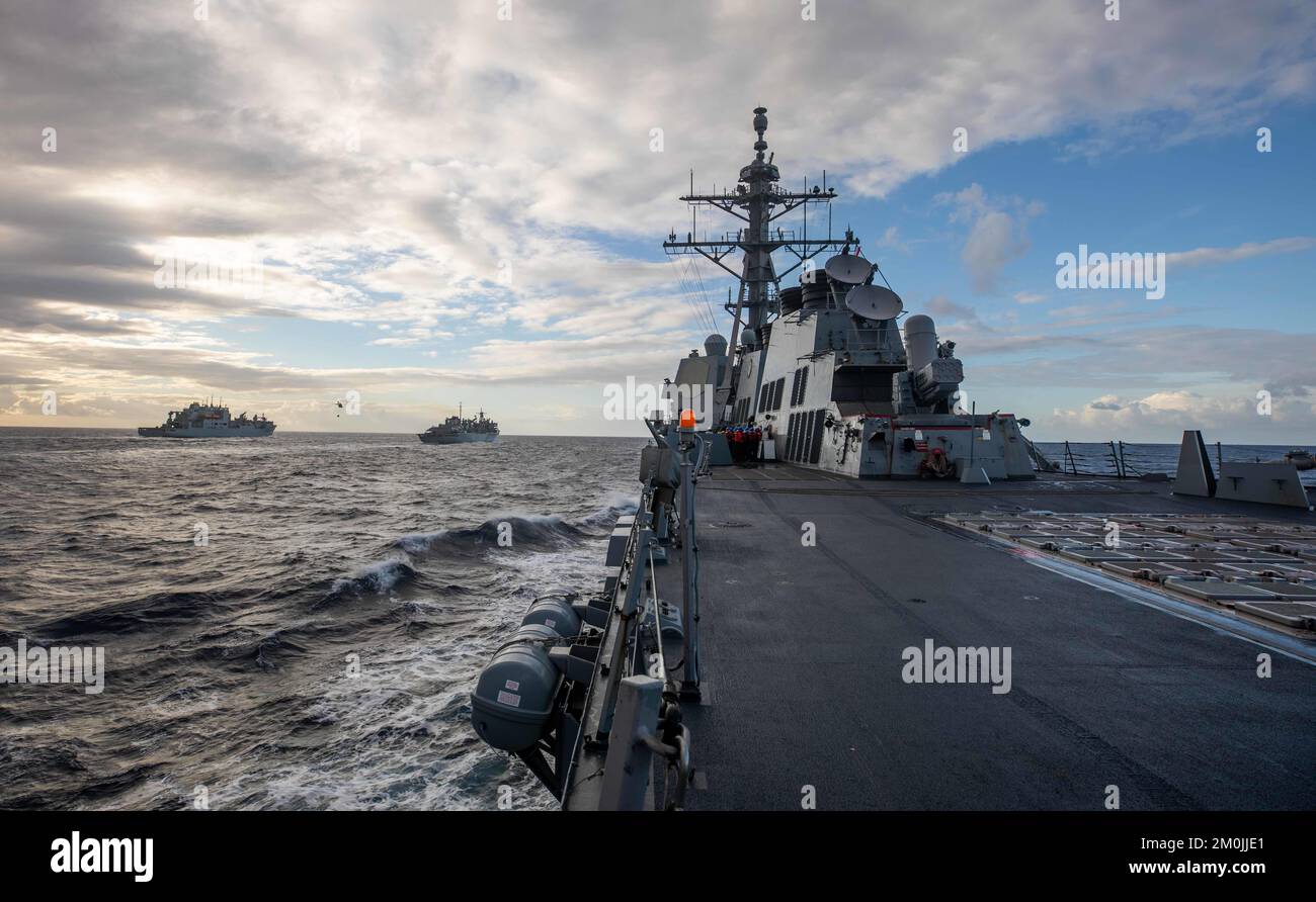 Mer Ionienne. 22nd novembre 2022. Le destroyer de missiles guidés de la classe Arleigh Burke USS Roosevelt (DDG 80), à droite, se dirige vers le navire de soutien de combat rapide USNS Arctic (T-AOE 8), au milieu, et le navire de fret et de munitions de la classe Lewis et Clark USNS William McLean (T-AKE 12), à gauche, pour effectuer une reconstitution verticale et une reconstitution en mer, novembre. 22, 2022. Roosevelt est en cours de déploiement aux États-Unis Marine Forces Europe zone d'opérations, employée par les États-Unis Sixième flotte pour défendre les intérêts des États-Unis, des alliés et des partenaires. (Image de crédit : © États-Unis Marine/ZUMA Press Wire Service/ZUMAPRESS.co Banque D'Images