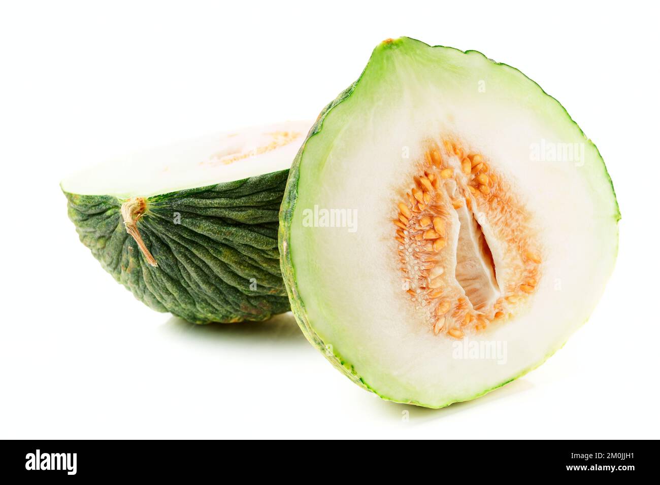 Melon vert coupé en moitiés isolées sur fond blanc Banque D'Images