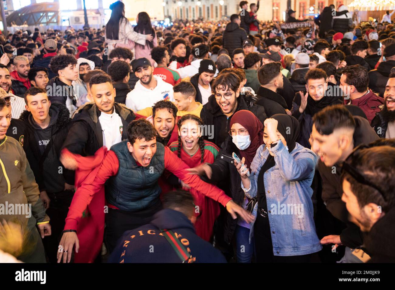 Madrid, Espagne, 6th décembre 2022. Les supporters de Morcco célèbrent avec déferlement leur équipe nationale sur la « Plaza del sol » lors de la coupe du monde de football 2022 au Qatar. La police était en état d'alerte pour les troubles possibles. Credit: Roberto Arosio/Alay Live News Banque D'Images