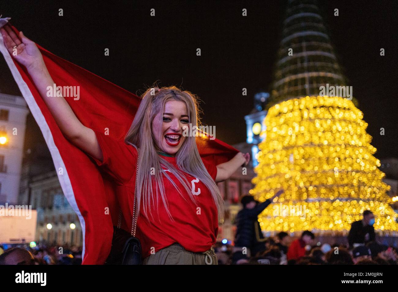 Madrid, Espagne, 6th décembre 2022. Les supporters de Morcco célèbrent avec déferlement leur équipe nationale sur la « Plaza del sol » lors de la coupe du monde de football 2022 au Qatar. La police était en état d'alerte pour les troubles possibles. Credit: Roberto Arosio/Alay Live News Banque D'Images