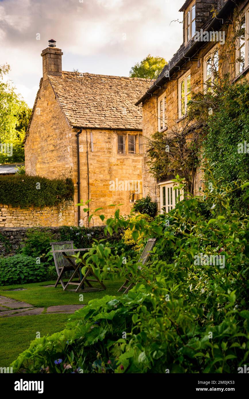 Architecture anglaise de livre d'histoires de toit en pierre à Guiting Power dans les Cotswolds. Banque D'Images