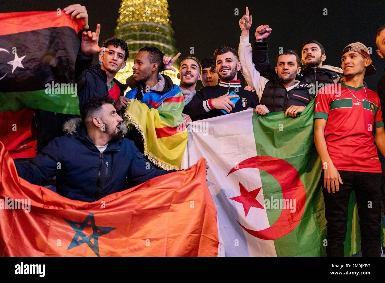 Madrid, Espagne, 6th décembre 2022. Les supporters de Morcco célèbrent avec déferlement leur équipe nationale sur la « Plaza del sol » lors de la coupe du monde de football 2022 au Qatar. La police était en état d'alerte pour les troubles possibles. Credit: Roberto Arosio/Alay Live News Banque D'Images