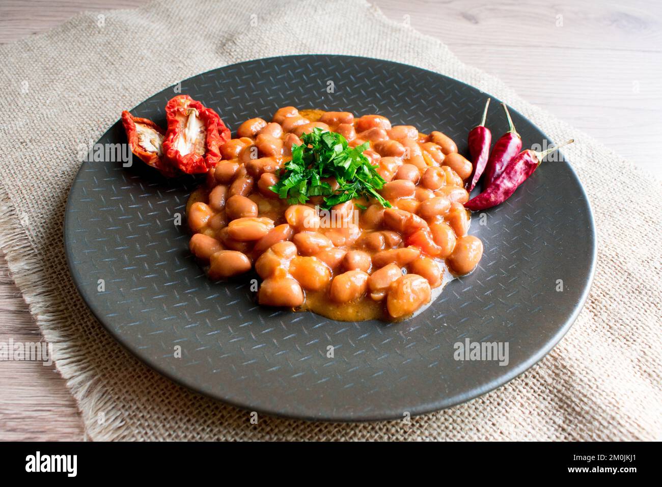Haricots rouges, délicieux haricots rouges avec sauce tomate. Banque D'Images