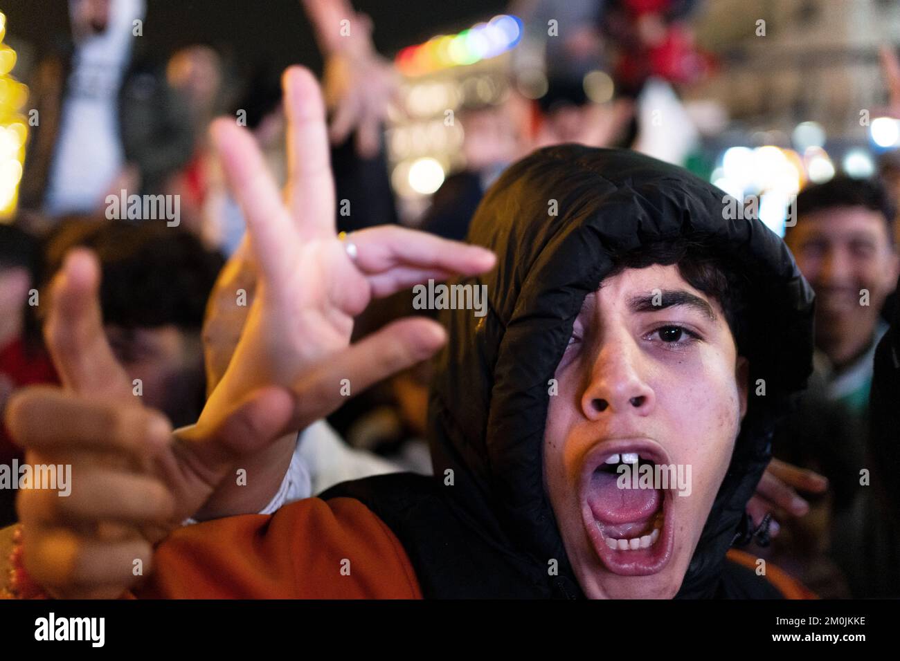 Madrid, Espagne, 6th décembre 2022. Les supporters de Morcco célèbrent avec déferlement leur équipe nationale sur la « Plaza del sol » lors de la coupe du monde de football 2022 au Qatar. La police était en état d'alerte pour les troubles possibles. Credit: Roberto Arosio/Alay Live News Banque D'Images