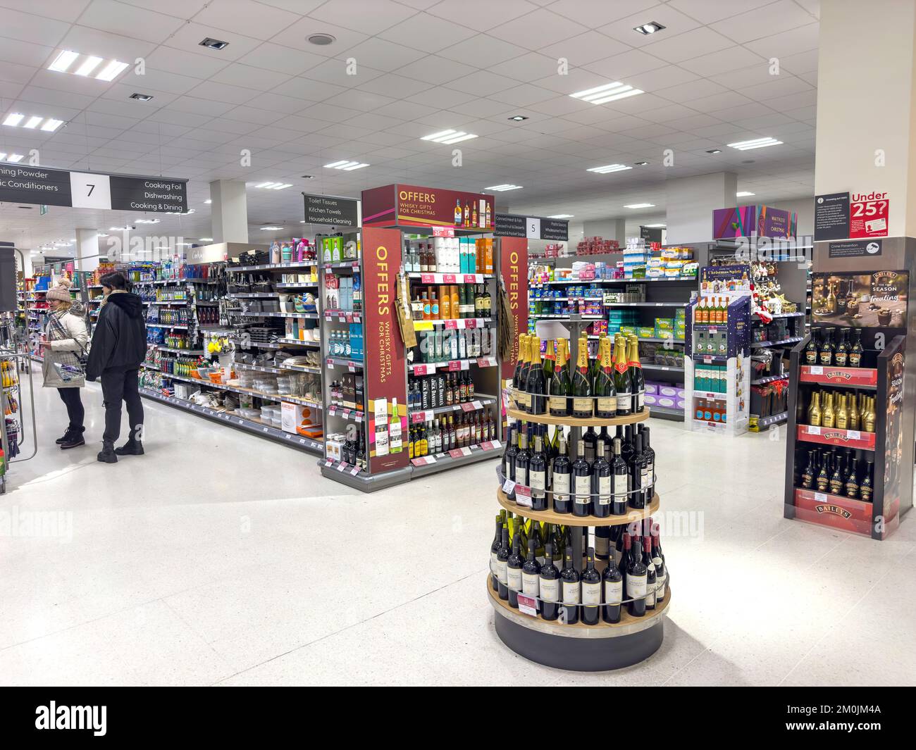 Allées de nourriture et de boissons dans le supermarché Waitrose, High Street, Egham, Surrey, Angleterre, Royaume-Uni Banque D'Images
