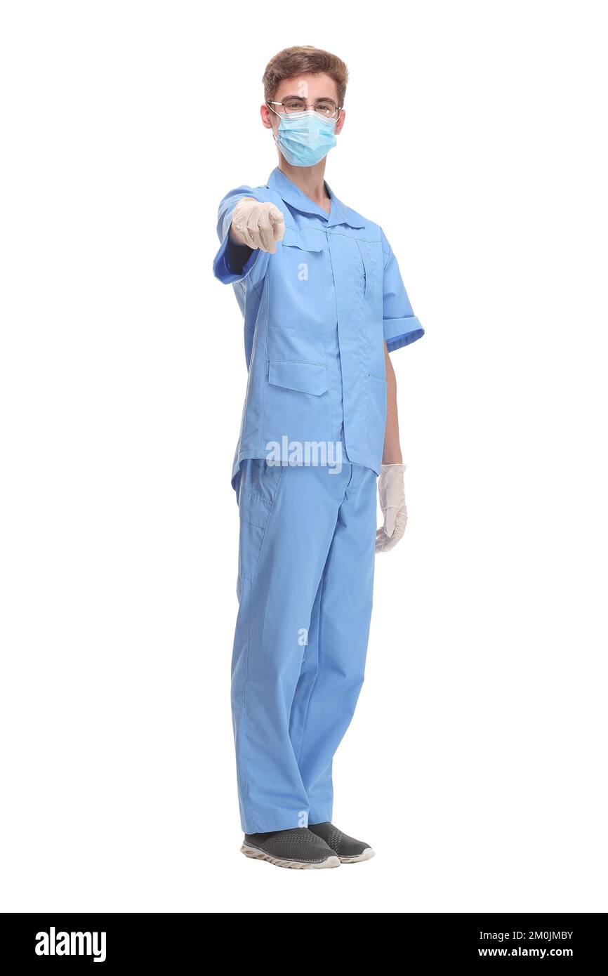 Médecin portant un masque chirurgical contre les infections se tenant avec des bras croisés dans un manteau de laboratoire isolé sur blanc Banque D'Images