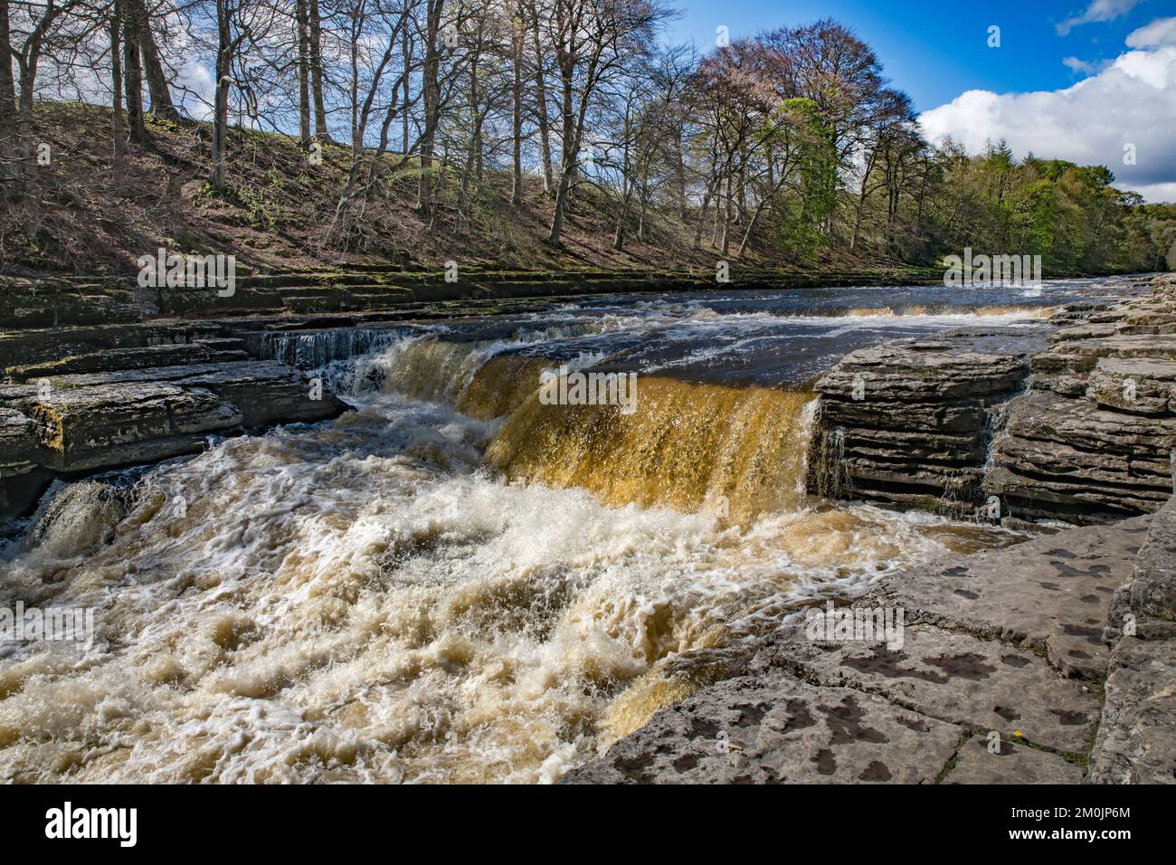 Le puissant Aysgarth tombe Yorkshire Dales célèbre utilisé dans les films Banque D'Images