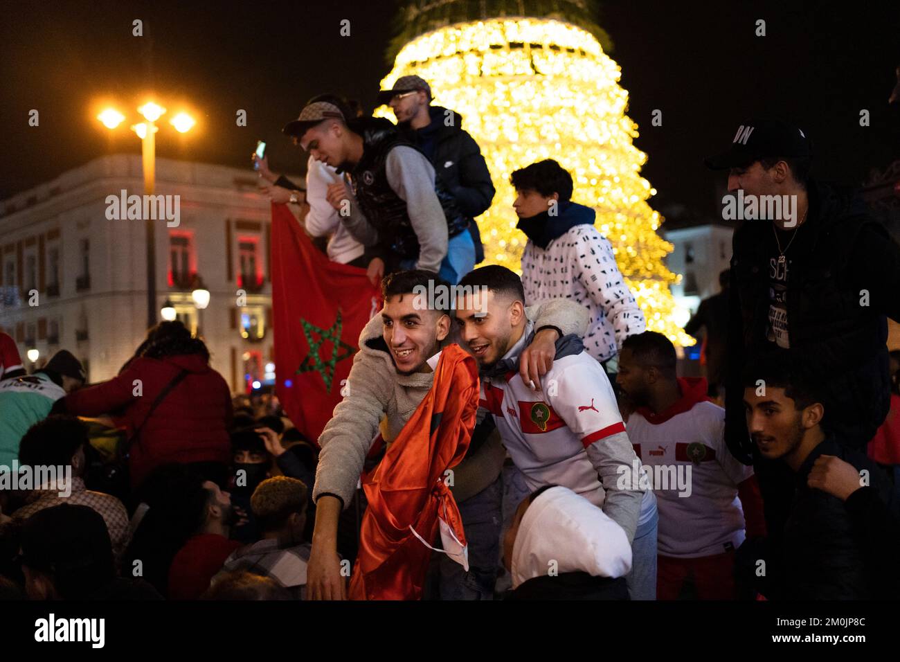 Madrid, Espagne, 6th décembre 2022. Les supporters de Morcco célèbrent avec déferlement leur équipe nationale sur la « Plaza del sol » lors de la coupe du monde de football 2022 au Qatar. La police était en état d'alerte pour les troubles possibles. Credit: Roberto Arosio/Alay Live News Banque D'Images