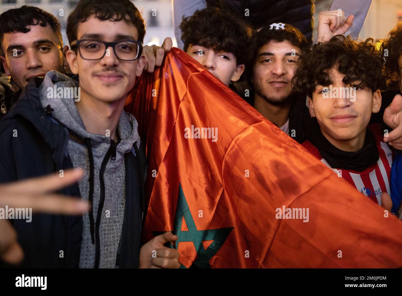 Madrid, Espagne, 6th décembre 2022. Les supporters de Morcco célèbrent avec déferlement leur équipe nationale sur la « Plaza del sol » lors de la coupe du monde de football 2022 au Qatar. La police était en état d'alerte pour les troubles possibles. Credit: Roberto Arosio/Alay Live News Banque D'Images