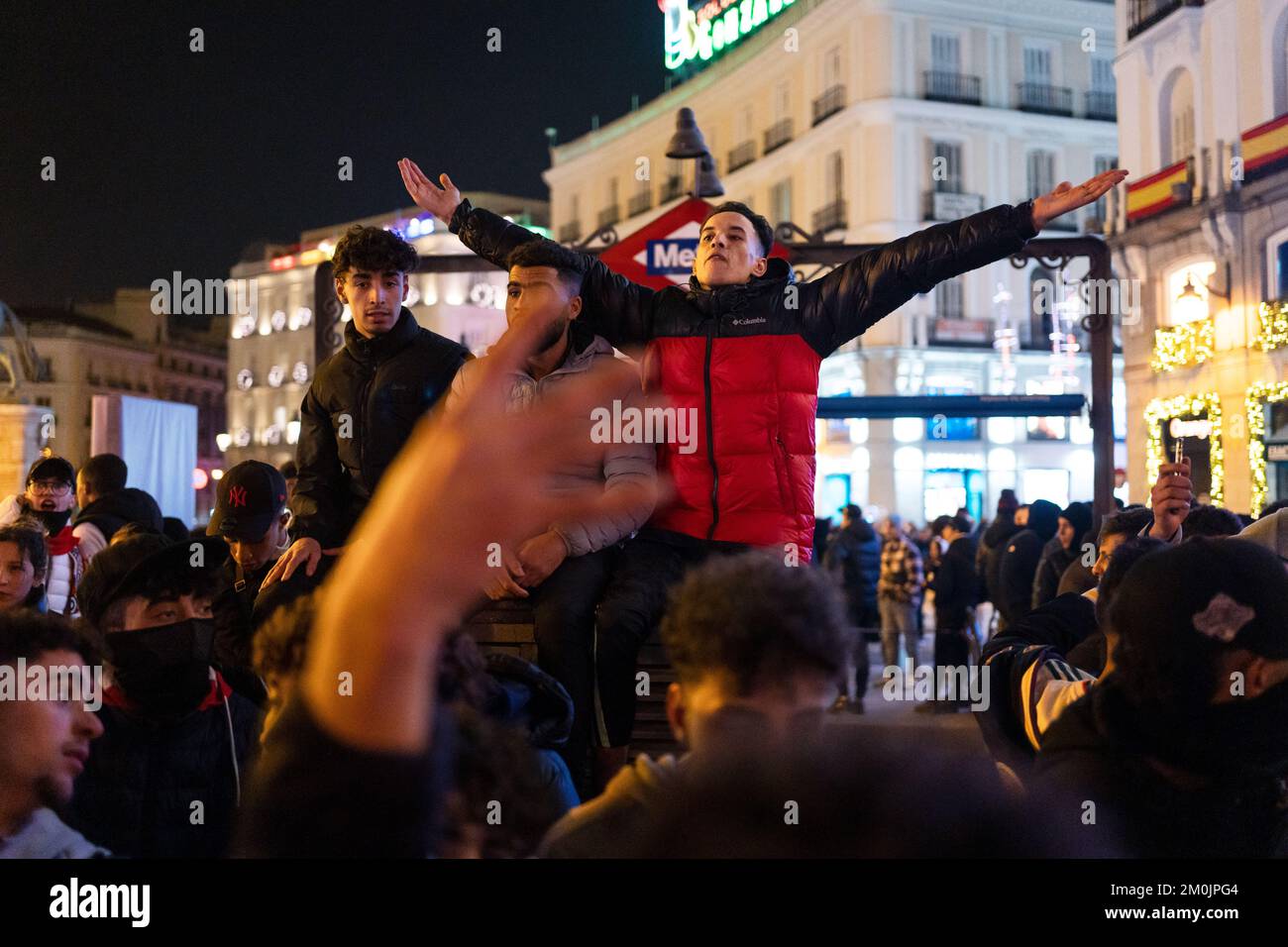 Madrid, Espagne, 6th décembre 2022. Les supporters de Morcco célèbrent avec déferlement leur équipe nationale sur la « Plaza del sol » lors de la coupe du monde de football 2022 au Qatar. La police était en état d'alerte pour les troubles possibles. Credit: Roberto Arosio/Alay Live News Banque D'Images