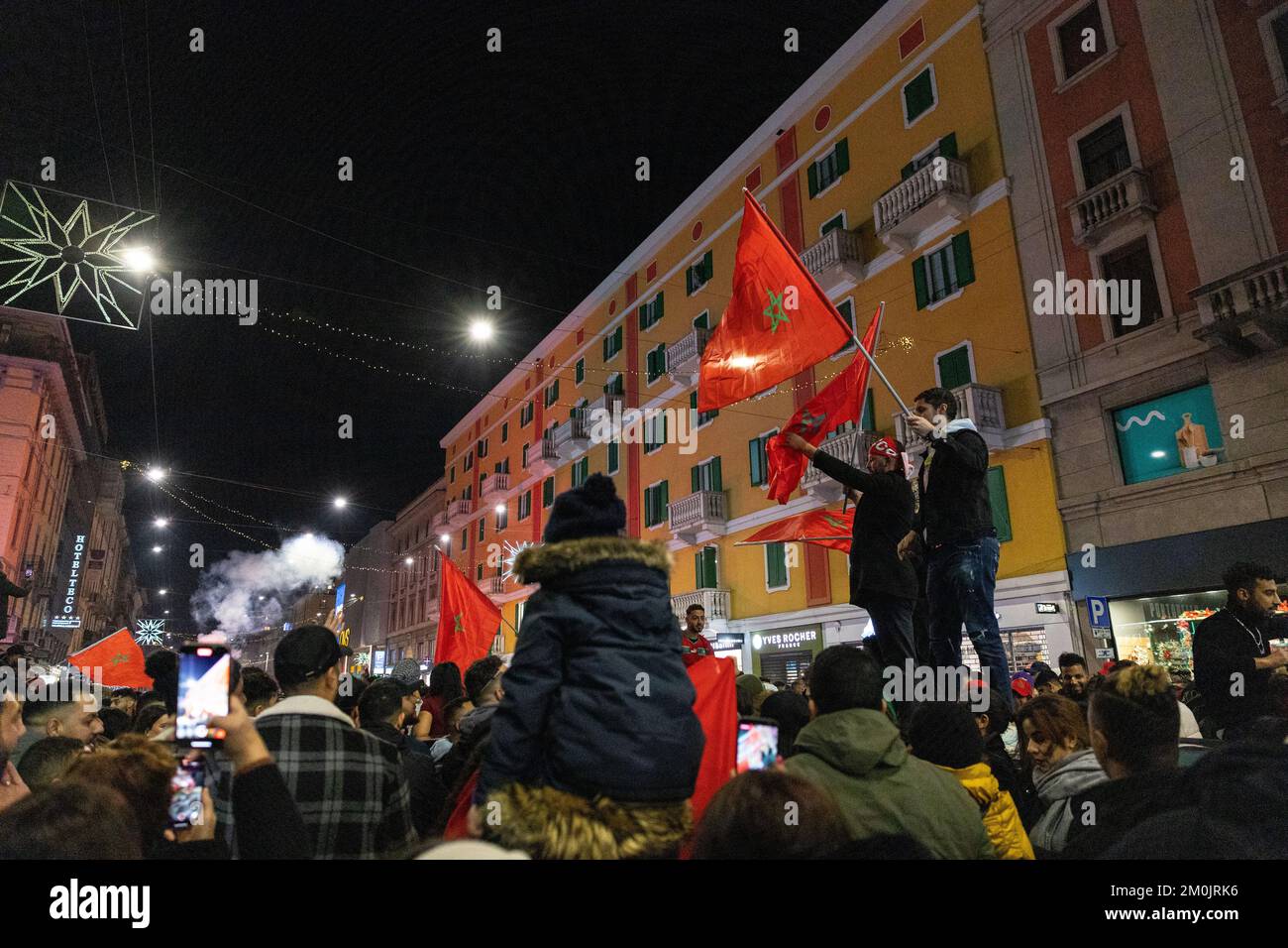 Milan, Italie, 06th décembre 2022. Les fans marocains célèbrent la victoire historique de la coupe du monde contre l'Espagne à Corso Buenos Aires, Milan, Italie Banque D'Images