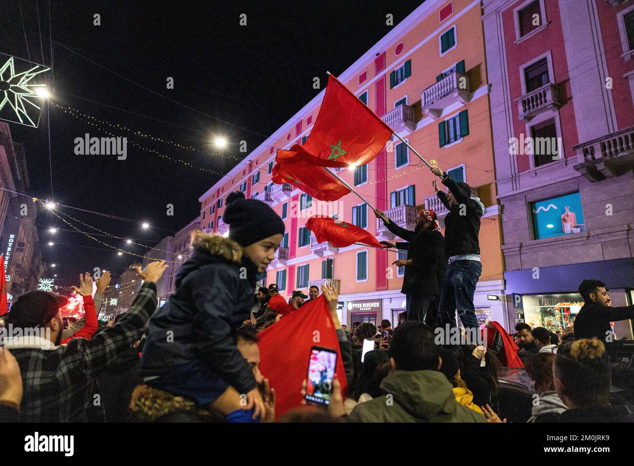 Milan, Italie, 06th décembre 2022. Les fans marocains célèbrent la victoire historique de la coupe du monde contre l'Espagne à Corso Buenos Aires, Milan, Italie Banque D'Images