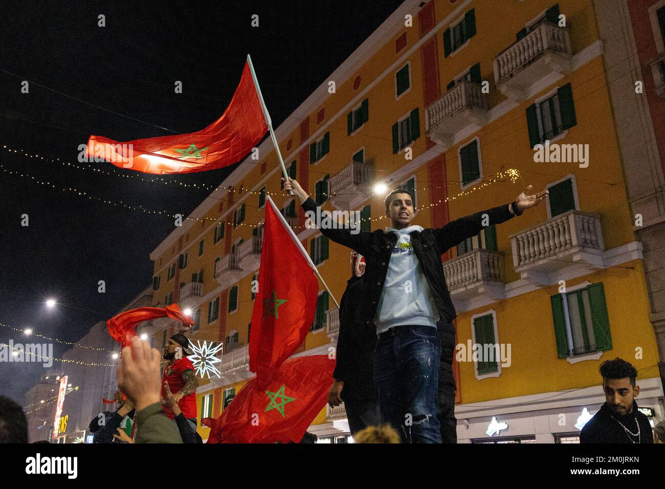 Milan, Italie, 06th décembre 2022. Les fans marocains célèbrent la victoire historique de la coupe du monde contre l'Espagne à Corso Buenos Aires, Milan, Italie Banque D'Images