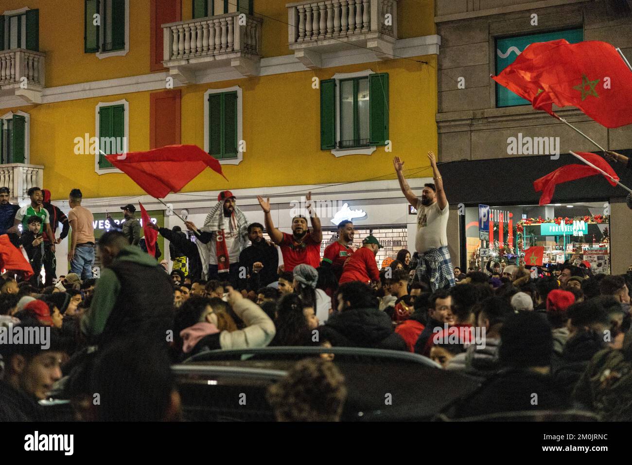 Milan, Italie, 06th décembre 2022. Les fans marocains célèbrent la victoire historique de la coupe du monde contre l'Espagne à Corso Buenos Aires, Milan, Italie Banque D'Images