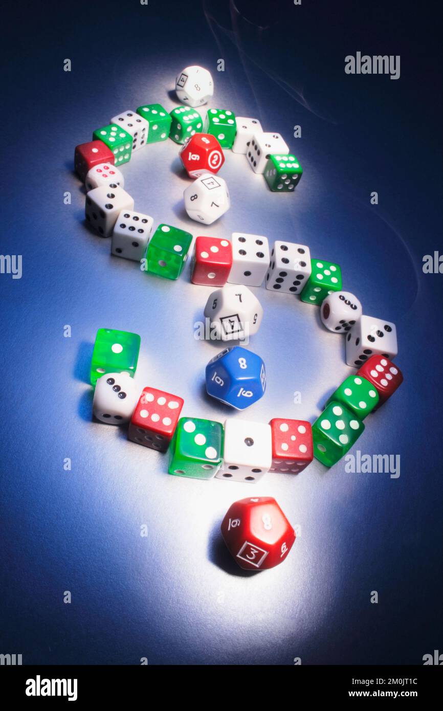 Dés disposés en symbole dollar sur fond bleu Banque D'Images