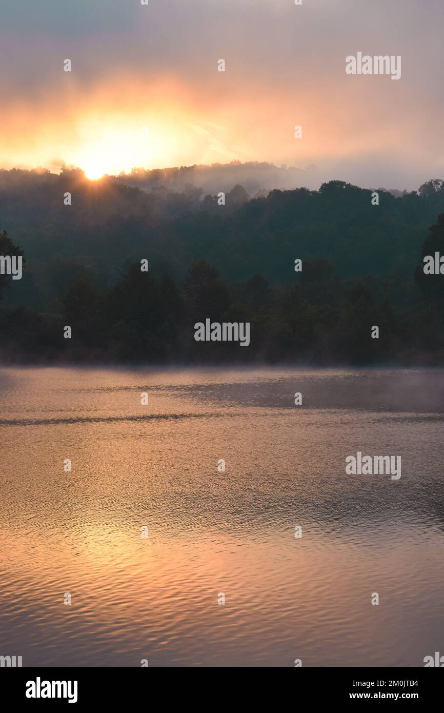 Matin d'été sur le lac à Roanoke, Virginie-Occidentale Banque D'Images