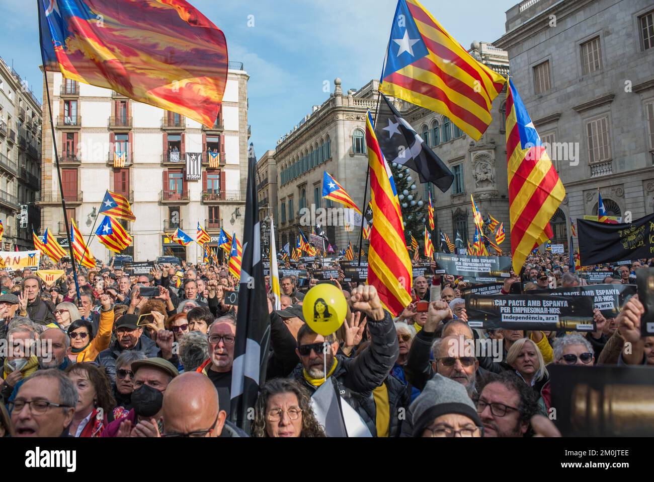 Une foule de manifestants se rassemble pendant la manifestation. Des milliers de manifestants manifestent contre la nouvelle loi du « désordre public aggravé », qui remplace la loi du crime de sédition. Le crime pour lequel les leaders pro-indépendantistes ont été jugés et condamnés. Les organisations civiles considèrent que cette nouvelle loi nuit aux droits civils, comme le droit d'organiser, de rassembler et de manifester lors des événements de masse. Il s'agit de la première grande manifestation organisée par des organisations civiles depuis 11 septembre à Barcelone. (Photo de Mario Coll/SOPA Images/Sipa USA) Banque D'Images