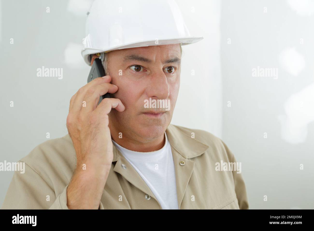 Portrait d'un ingénieur à parler au téléphone Banque D'Images