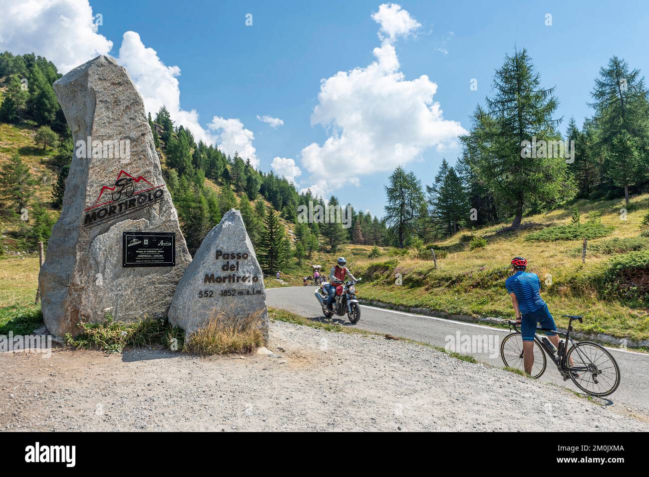 monument au cycliste au col de mortirolo, col de mortirolo, italie Banque D'Images