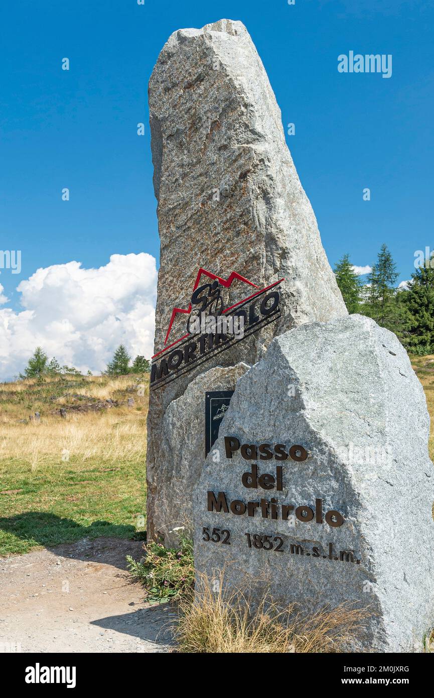 monument au cycliste au col de mortirolo, col de mortirolo, italie Banque D'Images