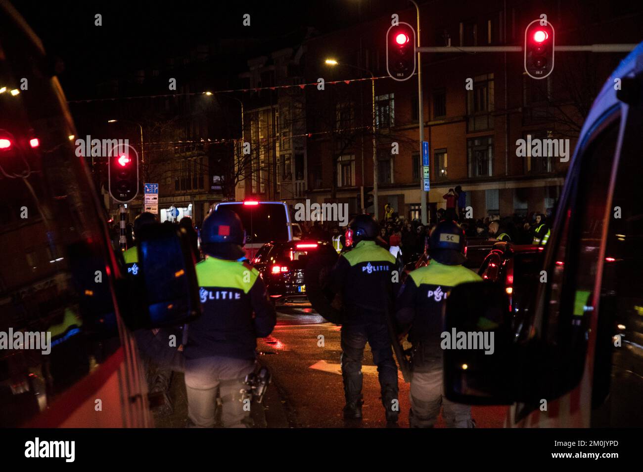 12-06-2022.la Haye, les pays-Bas.les fans de football ont célébré la victoire marocaine sur l'Espagne à la coupe du monde.finalement, la police anti-émeute a dégagé la zone. Banque D'Images