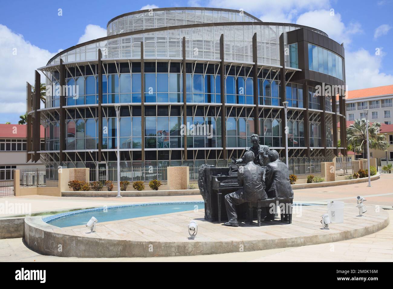 ORANJESTAD, ARUBA - 17 JUILLET 2022 : Plaza Padu avec sculpture et fontaine et bâtiment du gouvernement dans le centre-ville d'Oranjestad sur Aruba Banque D'Images