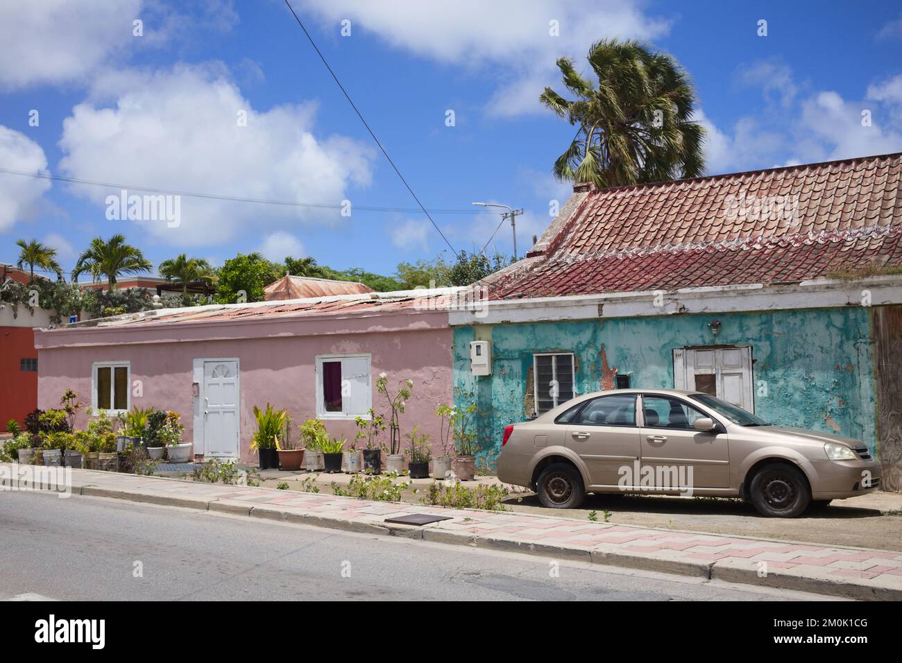 ORANJESTAD, ARUBA - 17 JUILLET 2022 : maisons colorées le long de Wilhelminastraat dans le centre-ville d'Oranjestad, sur l'île des Caraïbes d'Aruba Banque D'Images