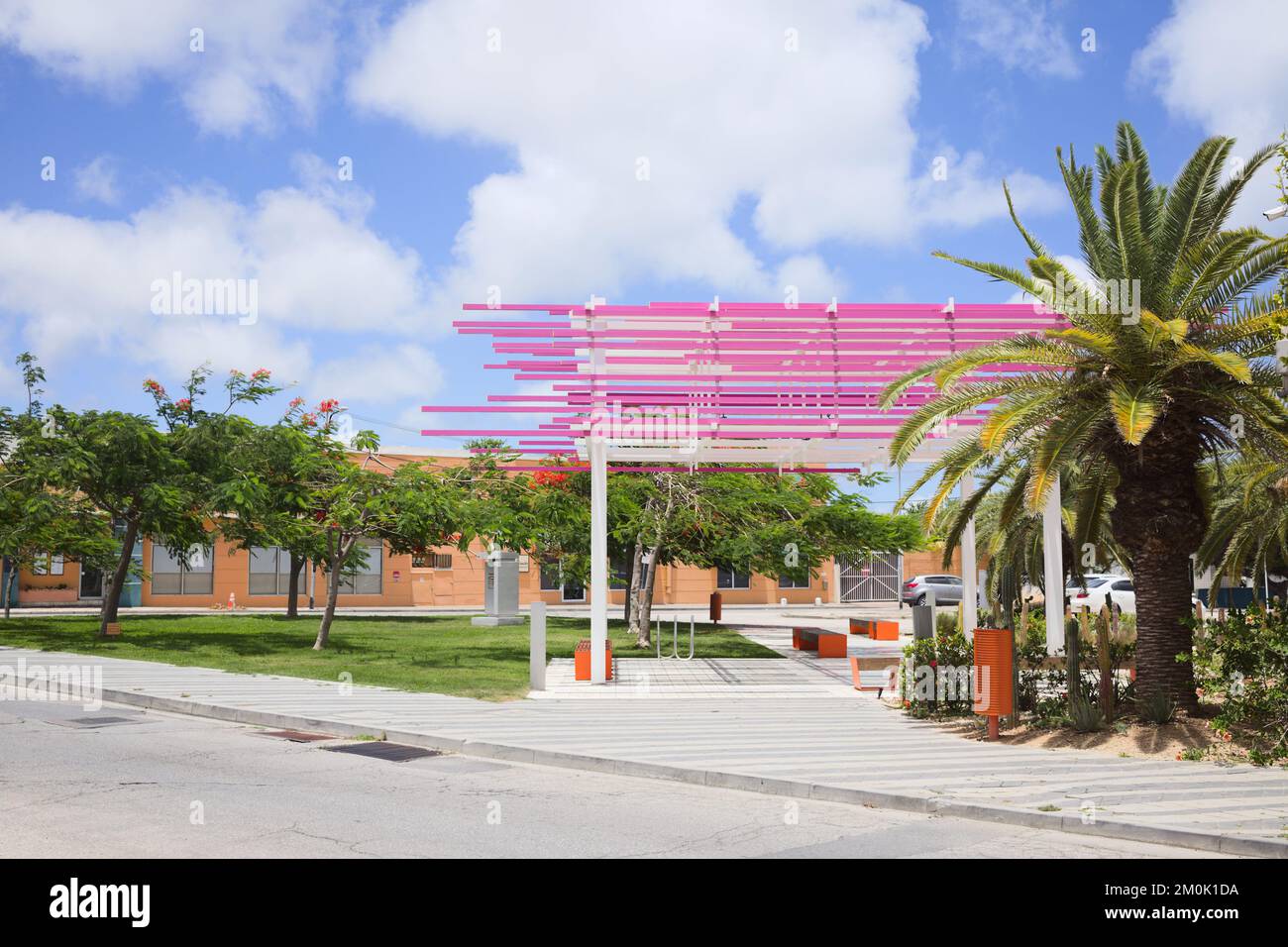 ORANJESTAD, ARUBA - 17 JUILLET 2022 : Parc Gerrit Rietveld le long de Wilhelminastraat, dans le centre-ville d'Oranjestad, sur l'île des Caraïbes d'Aruba Banque D'Images
