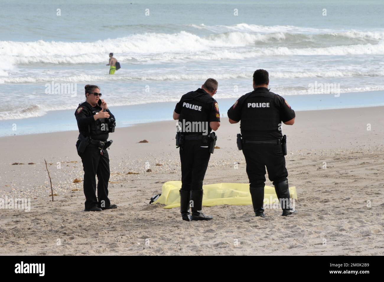 Melbourne, Comté de Brevard, Floride, États-Unis, 6 décembre, 2022. Deux surfeurs locaux ont tiré le corps d'une femme hors du surf à Paradise Beach Park et ont ensuite convoqué des sauveteurs qui ont informé la police. Il n'y a pas eu de rapports de personnes disparues dans la région, on croit qu'il s'agit d'une personne sans abri mais on ne la confirme pas. Crédit : Julian Leek/Alay Live News Banque D'Images