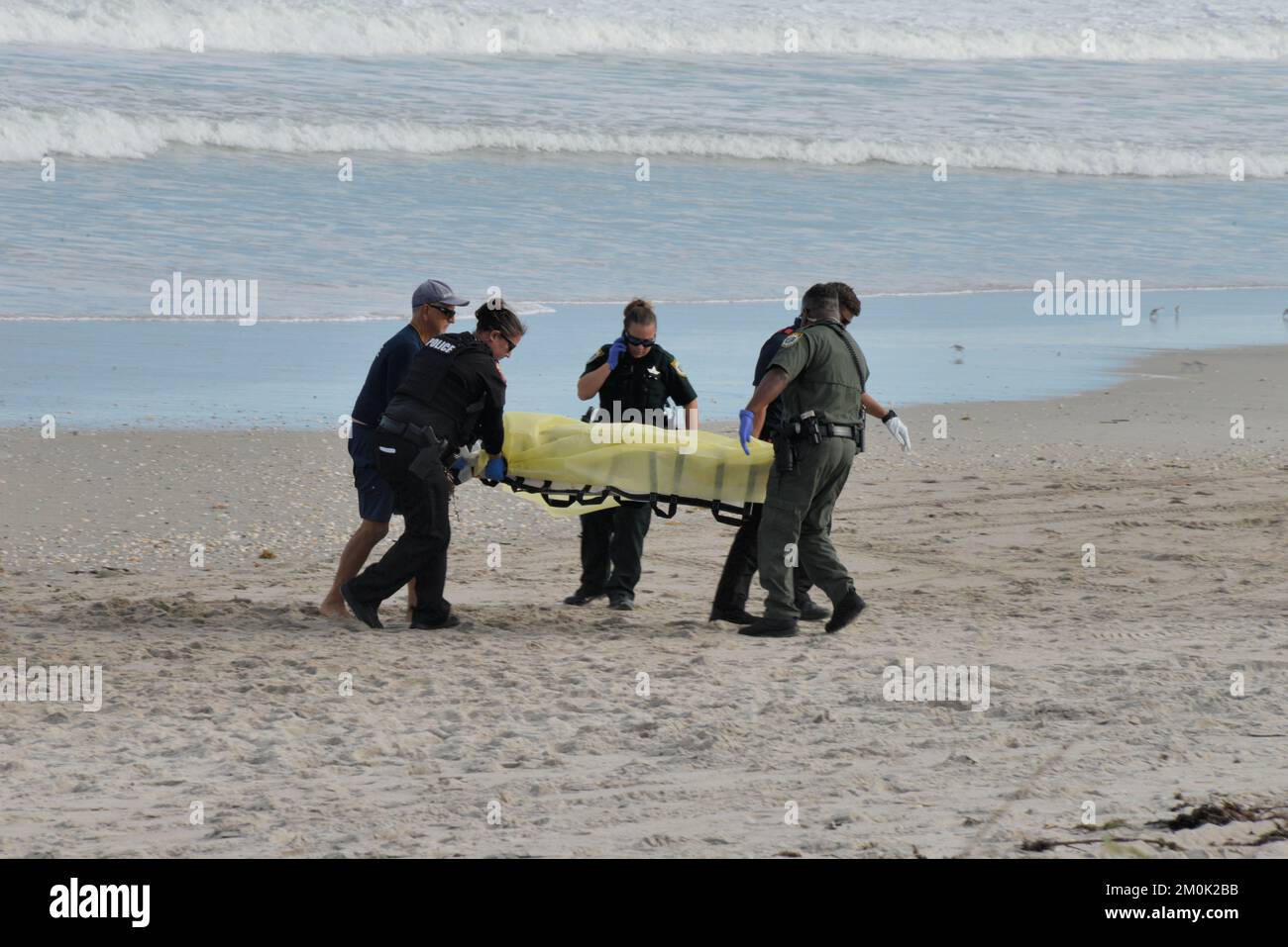 Melbourne, Comté de Brevard, Floride, États-Unis, 6 décembre, 2022. Deux surfeurs locaux ont tiré le corps d'une femme hors du surf à Paradise Beach Park et ont ensuite convoqué des sauveteurs qui ont informé la police. Il n'y a pas eu de rapports de personnes disparues dans la région, on croit qu'il s'agit d'une personne sans abri mais on ne la confirme pas. Crédit : Julian Leek/Alay Live News Banque D'Images