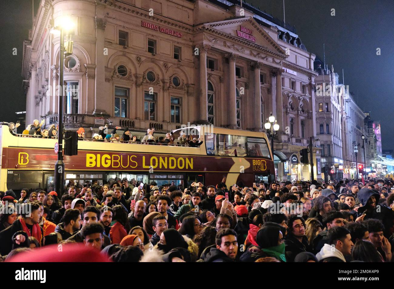 Londres, Royaume-Uni. 6th décembre 2022. Les fans de football marocains débordés se rencontrent une fois de plus à Piccadilly Circus après que l'équipe nationale a battu l'Espagne lors d'un tir de pénalité de 3-0, éliminant ainsi le camp du tournoi. C'est la première fois que l'équipe marocaine, également connue sous le nom de « Lions de l'Atlas », atteint les quarts de finale de la coupe du monde, où elle affrontera le Portugal la prochaine fois. Crédit : onzième heure Photographie/Alamy Live News Banque D'Images