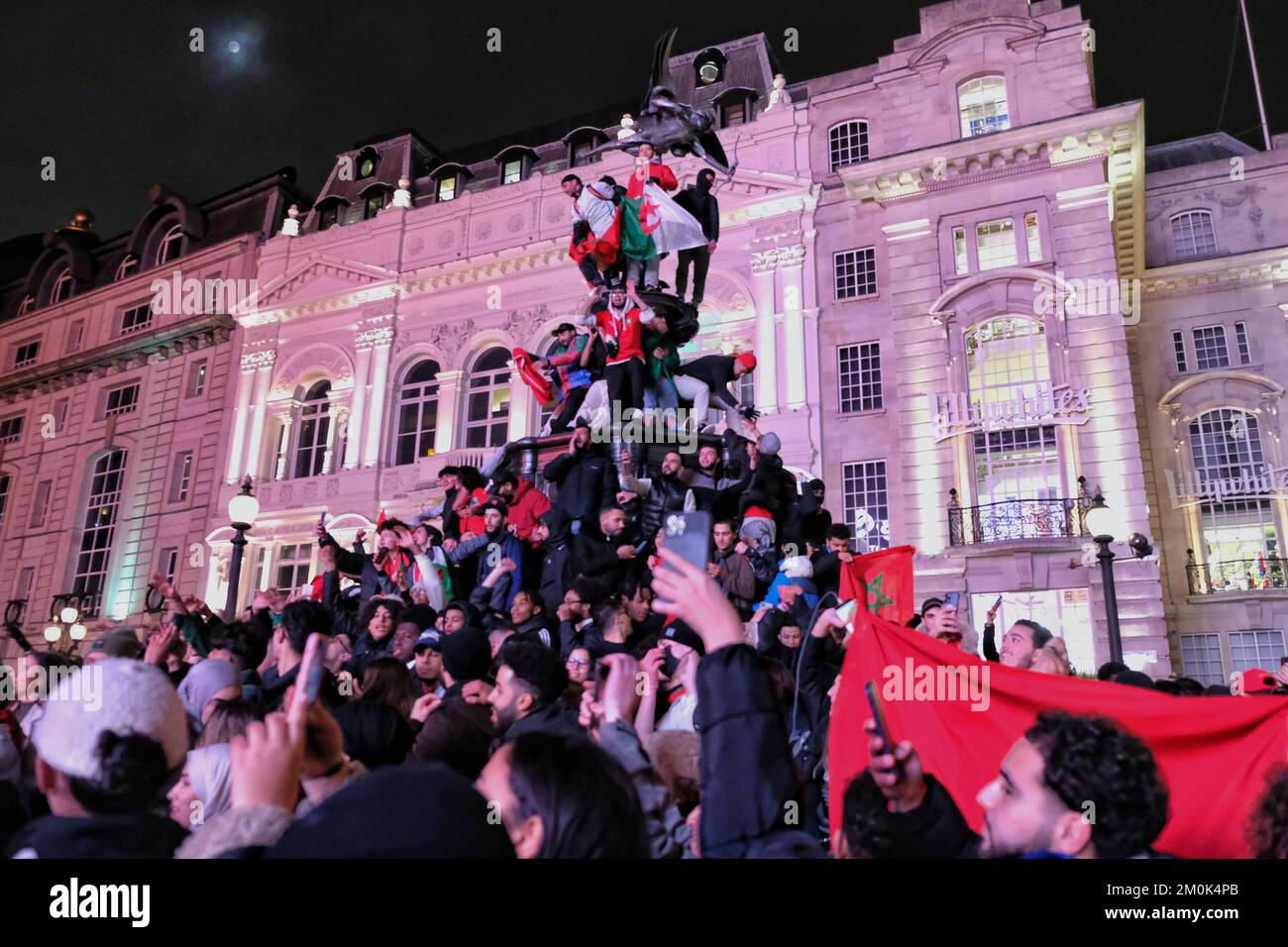 Londres, Royaume-Uni. 6th décembre 2022. Les fans de football marocains débordés se rencontrent une fois de plus à Piccadilly Circus après que l'équipe nationale a battu l'Espagne lors d'un tir de pénalité de 3-0, éliminant ainsi le camp du tournoi. C'est la première fois que l'équipe marocaine, également connue sous le nom de « Lions de l'Atlas », atteint les quarts de finale de la coupe du monde, où elle affrontera le Portugal la prochaine fois. Crédit : onzième heure Photographie/Alamy Live News Banque D'Images
