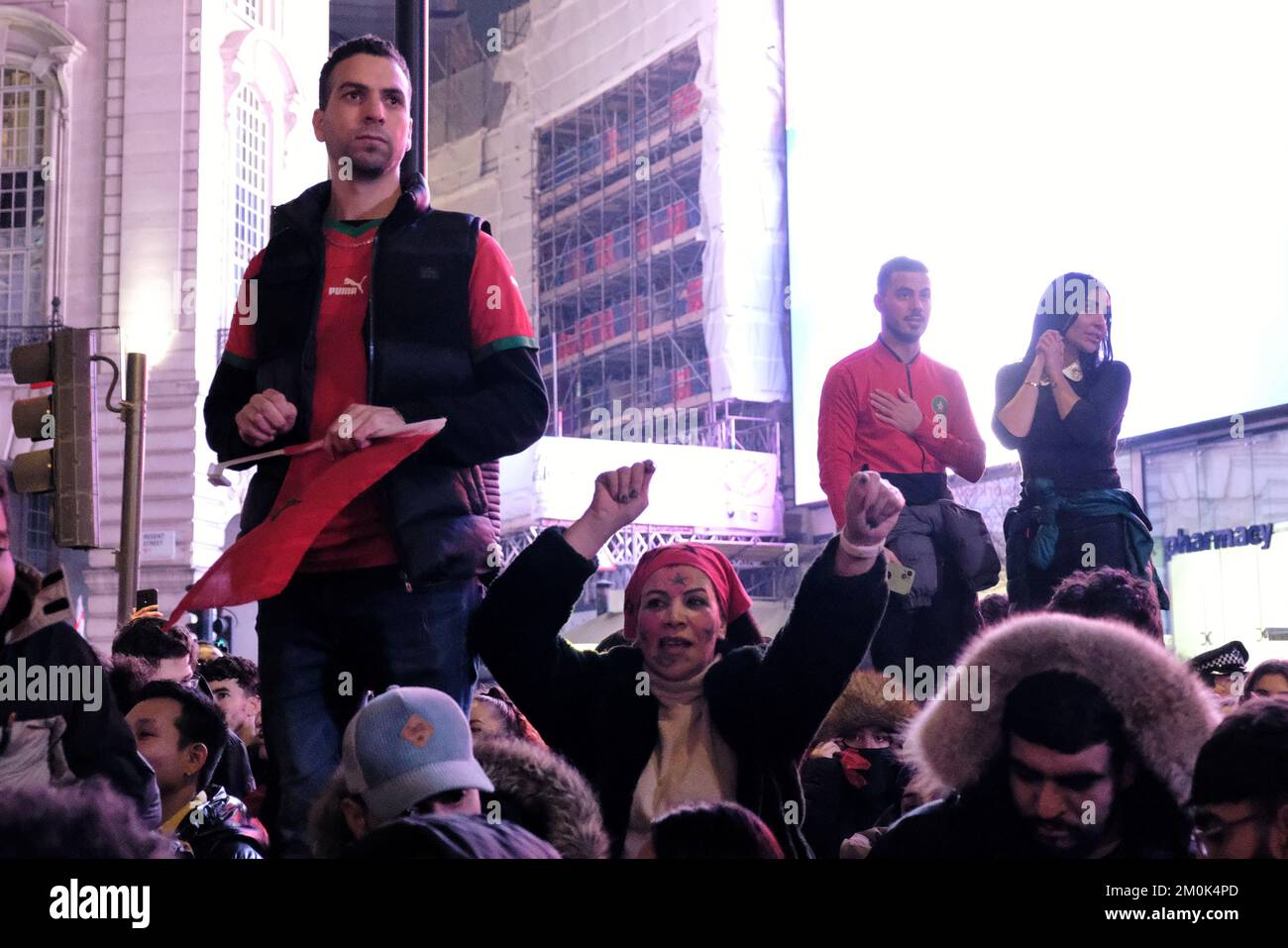 Londres, Royaume-Uni. 6th décembre 2022. Les fans de football marocains débordés se rencontrent une fois de plus à Piccadilly Circus après que l'équipe nationale a battu l'Espagne lors d'un tir de pénalité de 3-0, éliminant ainsi le camp du tournoi. C'est la première fois que l'équipe marocaine, également connue sous le nom de « Lions de l'Atlas », atteint les quarts de finale de la coupe du monde, où elle affrontera le Portugal la prochaine fois. Crédit : onzième heure Photographie/Alamy Live News Banque D'Images