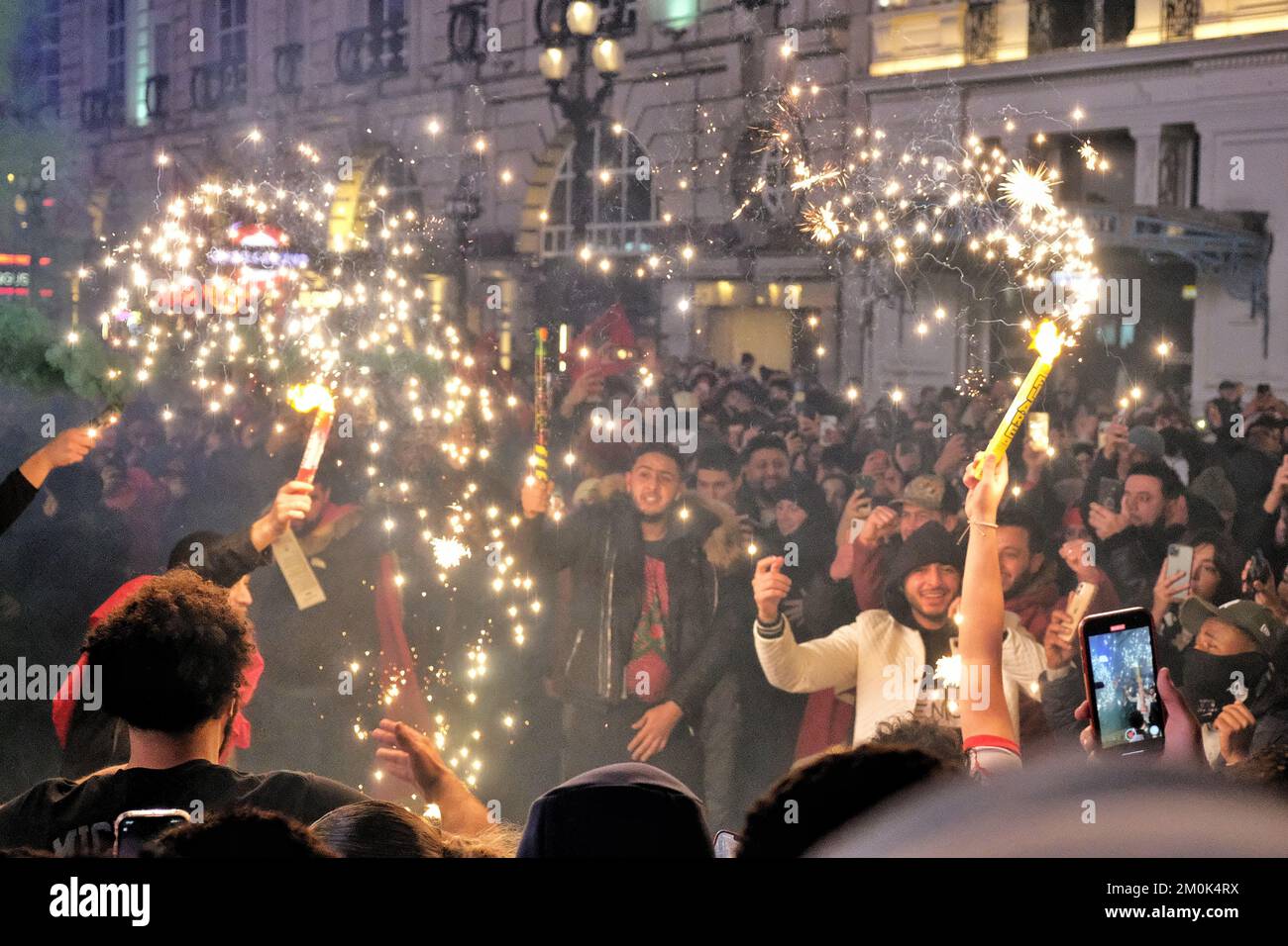 Londres, Royaume-Uni. 6th décembre 2022. Les fans de football marocains débordés se rencontrent une fois de plus à Piccadilly Circus après que l'équipe nationale a battu l'Espagne lors d'un tir de pénalité de 3-0, éliminant ainsi le camp du tournoi. C'est la première fois que l'équipe marocaine, également connue sous le nom de « Lions de l'Atlas », atteint les quarts de finale de la coupe du monde, où elle affrontera le Portugal la prochaine fois. Crédit : onzième heure Photographie/Alamy Live News Banque D'Images