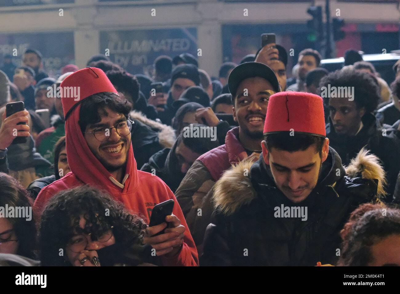 Londres, Royaume-Uni. 6th décembre 2022. Les fans de football marocains débordés se rencontrent une fois de plus à Piccadilly Circus après que l'équipe nationale a battu l'Espagne lors d'un tir de pénalité de 3-0, éliminant ainsi le camp du tournoi. C'est la première fois que l'équipe marocaine, également connue sous le nom de « Lions de l'Atlas », atteint les quarts de finale de la coupe du monde, où elle affrontera le Portugal la prochaine fois. Crédit : onzième heure Photographie/Alamy Live News Banque D'Images