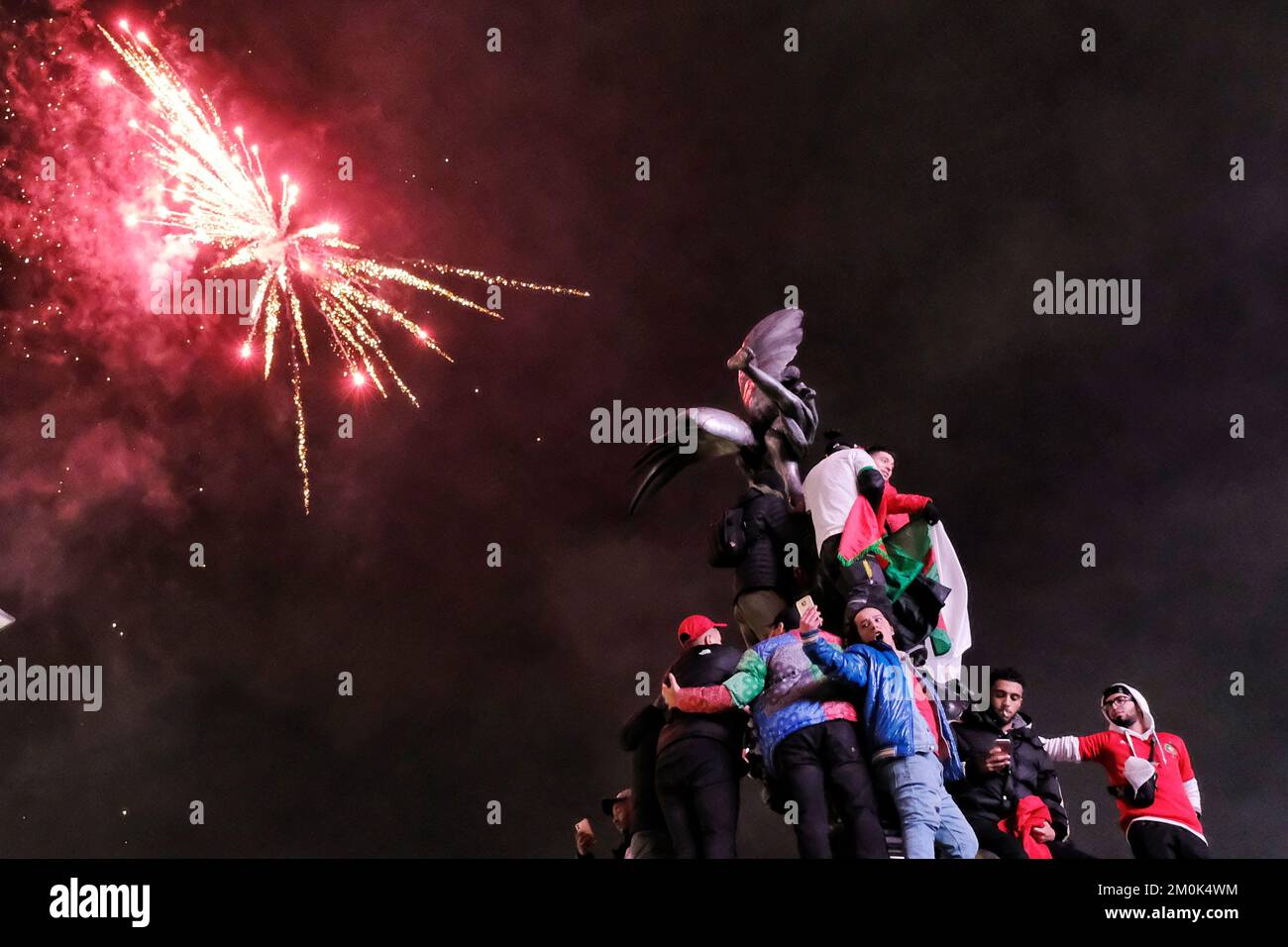 Londres, Royaume-Uni. 6th décembre 2022. Les fans de football marocains débordés se rencontrent une fois de plus à Piccadilly Circus après que l'équipe nationale a battu l'Espagne lors d'un tir de pénalité de 3-0, éliminant ainsi le camp du tournoi. C'est la première fois que l'équipe marocaine, également connue sous le nom de « Lions de l'Atlas », atteint les quarts de finale de la coupe du monde, où elle affrontera le Portugal la prochaine fois. Crédit : onzième heure Photographie/Alamy Live News Banque D'Images