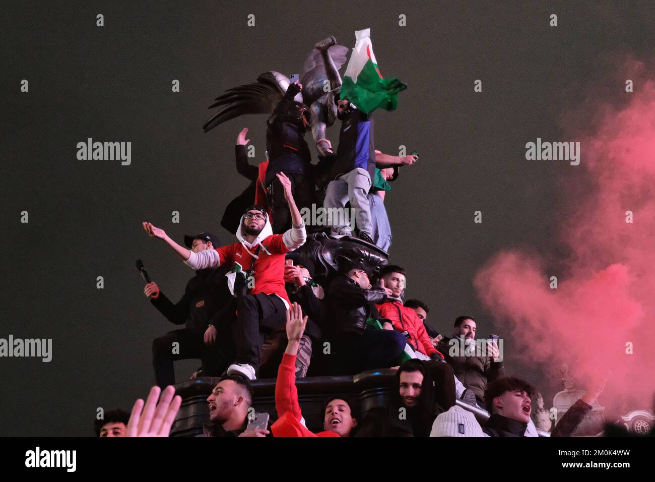 Londres, Royaume-Uni. 6th décembre 2022. Les fans de football marocains débordés se rencontrent une fois de plus à Piccadilly Circus après que l'équipe nationale a battu l'Espagne lors d'un tir de pénalité de 3-0, éliminant ainsi le camp du tournoi. C'est la première fois que l'équipe marocaine, également connue sous le nom de « Lions de l'Atlas », atteint les quarts de finale de la coupe du monde, où elle affrontera le Portugal la prochaine fois. Crédit : onzième heure Photographie/Alamy Live News Banque D'Images