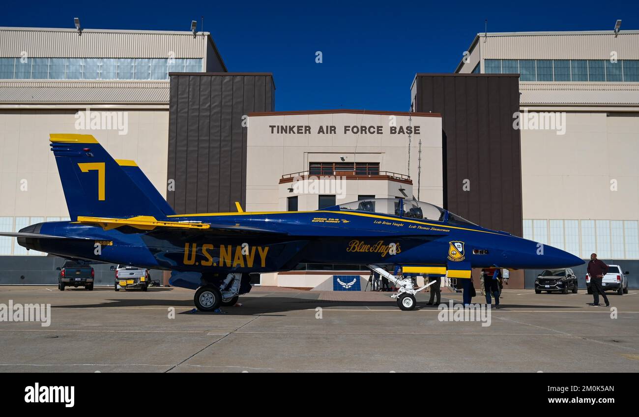 ÉTATS-UNIS Les anges bleus de la marine visitent la base aérienne de Tinker, Oklahoma, 6 décembre 2022, en préparation au spectacle aérien de Tinker AFB 1-2 juillet 2023. (É.-U. Photo de la Force aérienne par Mary Begy) Banque D'Images