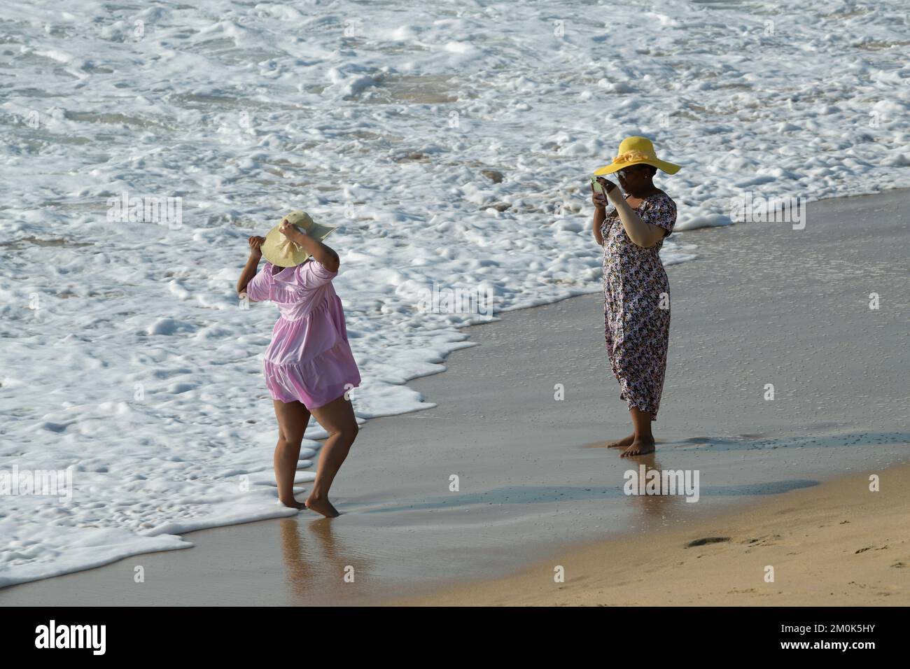 Beach vacances souvenirs, adulte appareil photo femme prenant des photos, amis vacances en bord de mer, destination de voyage, Durban, Afrique du Sud, profitez du soleil d'été Banque D'Images