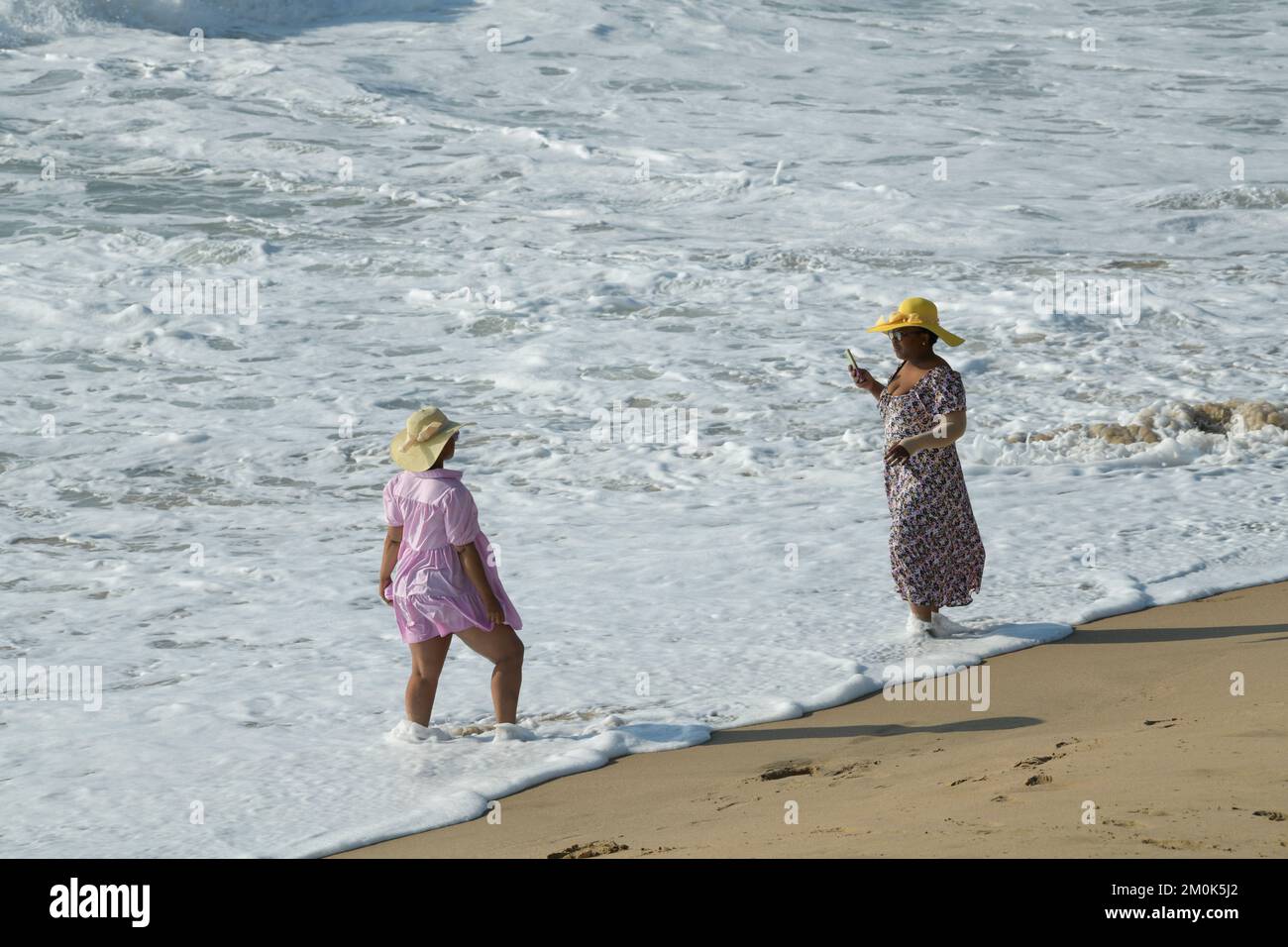 Beach vacances souvenirs, adulte appareil photo femme prenant des photos, amis vacances en bord de mer, destination de voyage, Durban, Afrique du Sud, profitez du soleil d'été Banque D'Images