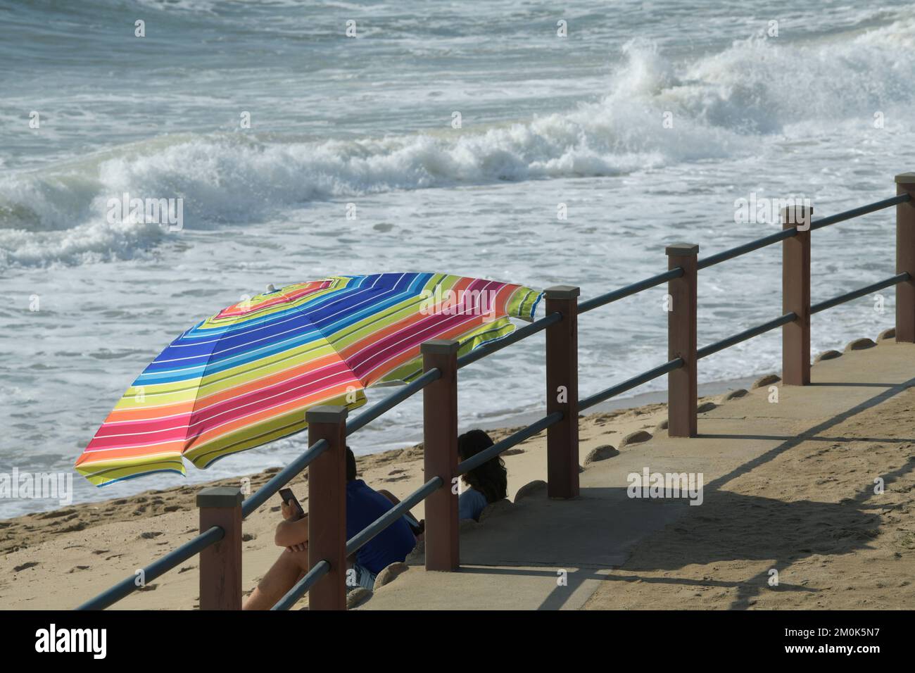 Vacances d'été sur la côte, homme adulte, femme, ombre, parasol, Destination de voyage, Durban, Afrique du Sud, activité de vacances relaxantes, bord de mer Banque D'Images