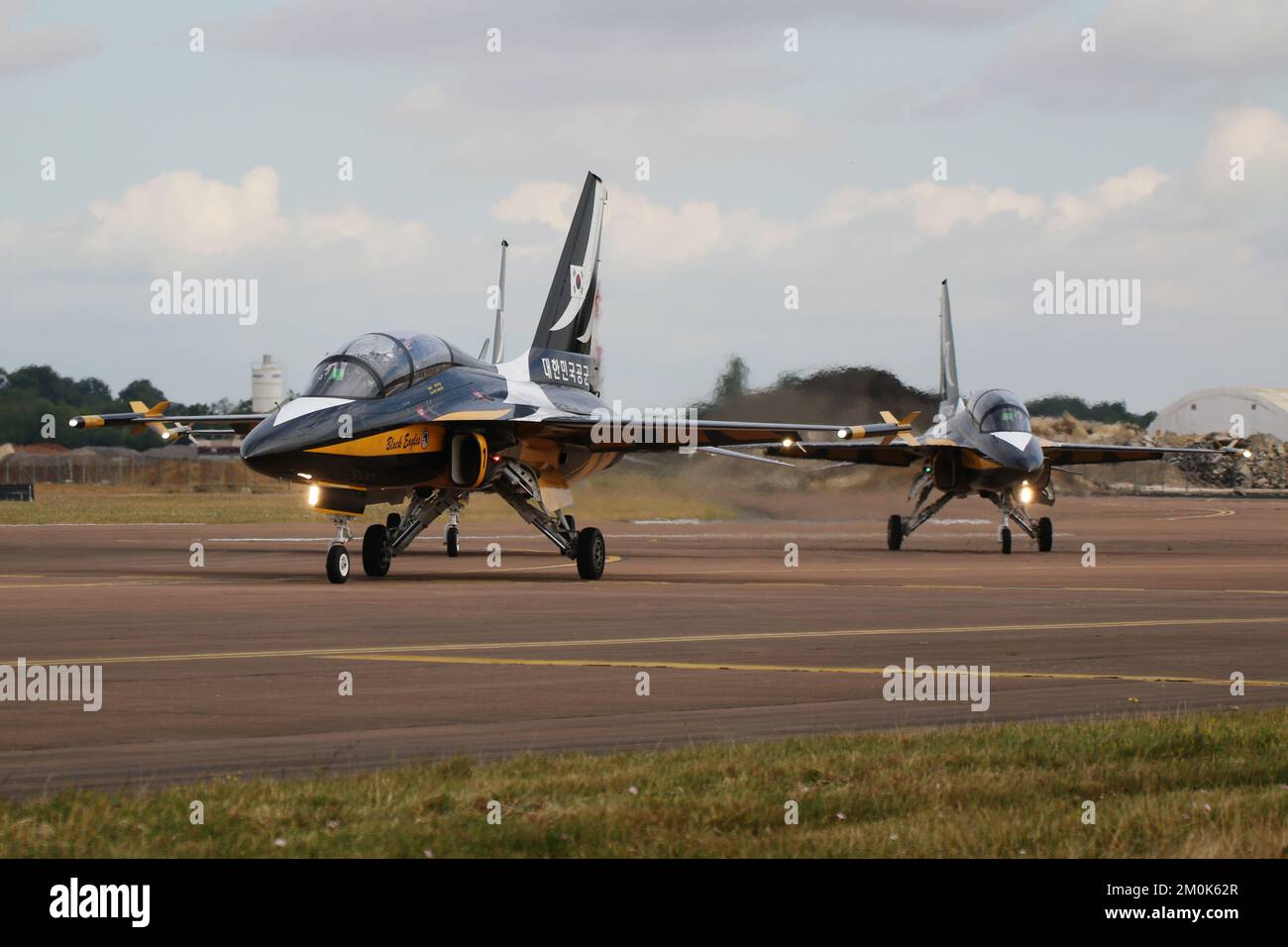 10-0052 (1), un KAI T-50B Golden Eagle des Black Eagles, l'équipe de démonstration en vol de la Force aérienne de la République de Corée, mène 10-0051 (2) et 15-0084 (3) alors qu'ils prennent le taxi après leur arrivée à la RAF Fairford dans le Gloucestershire pour participer au Royal International Air Tattoo 2022. Banque D'Images