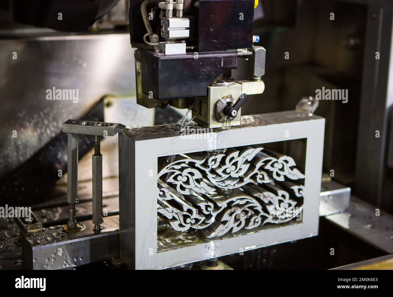 Machine à décharge électrique EDM coupant une pièce de métal en atelier. Machines industrielles pour le travail des métaux. Banque D'Images