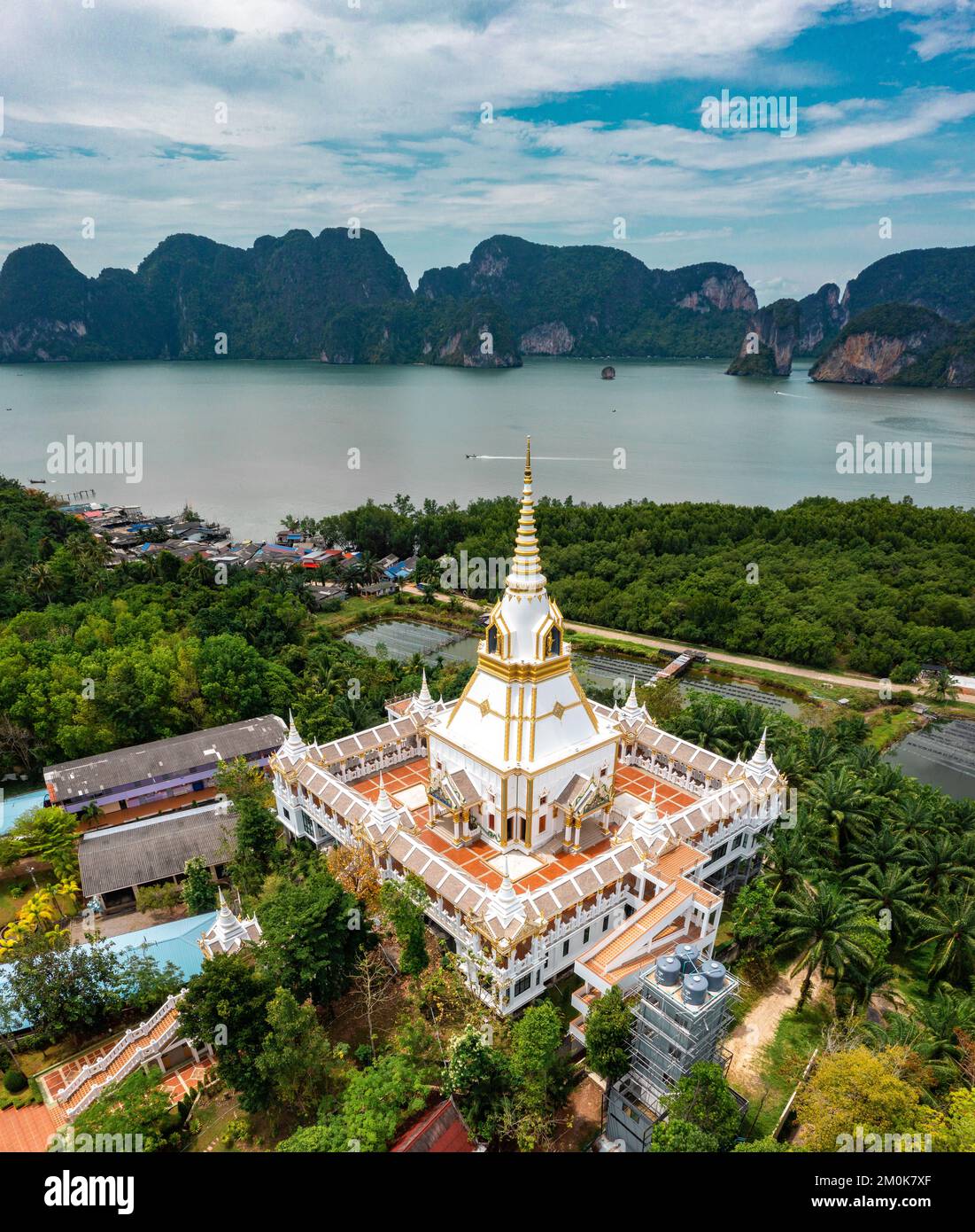 Vue aérienne du temple de Wat Laem Sak dans la province de Krabi, en Thaïlande Banque D'Images