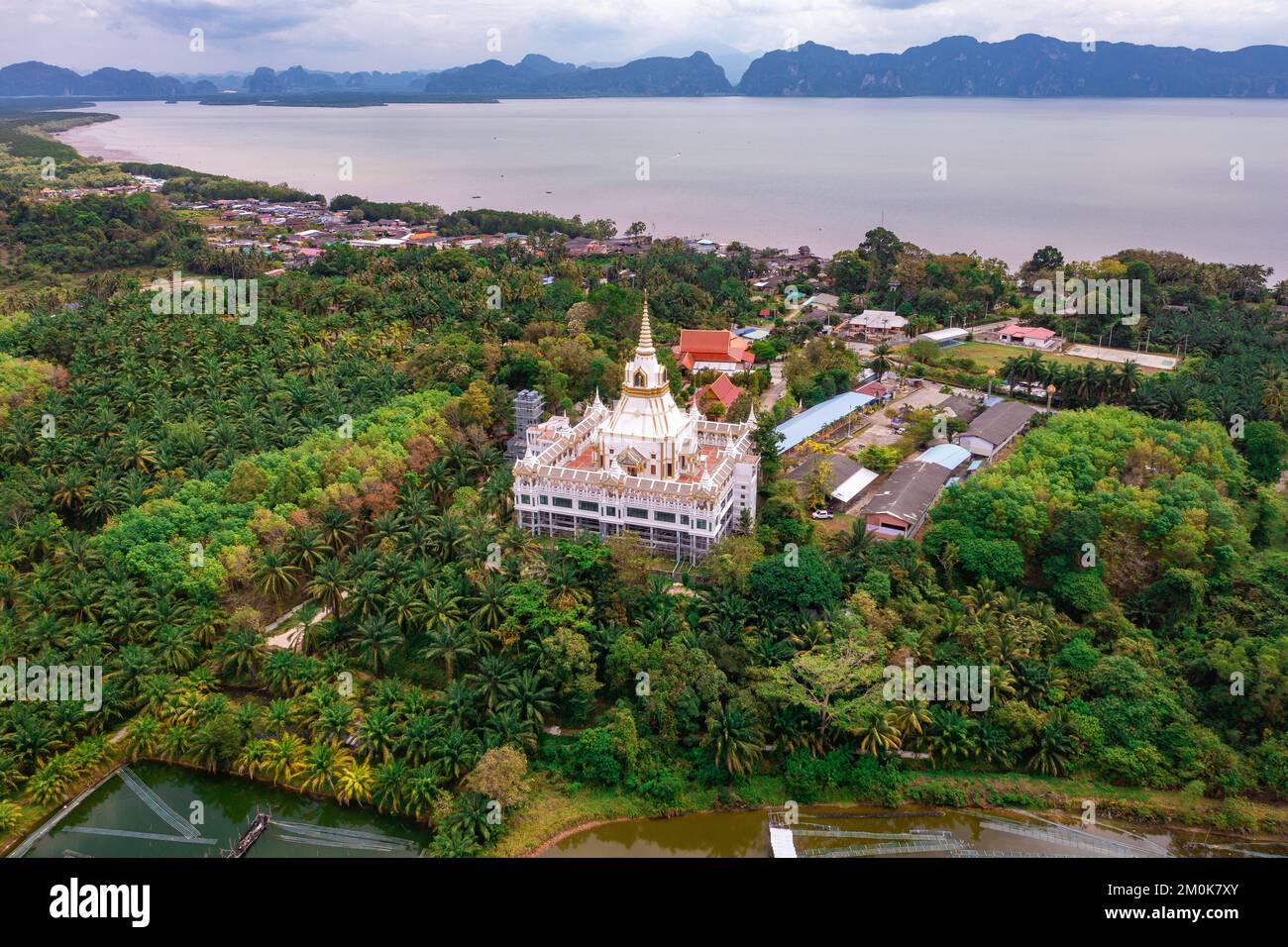 Vue aérienne du temple de Wat Laem Sak dans la province de Krabi, en Thaïlande Banque D'Images