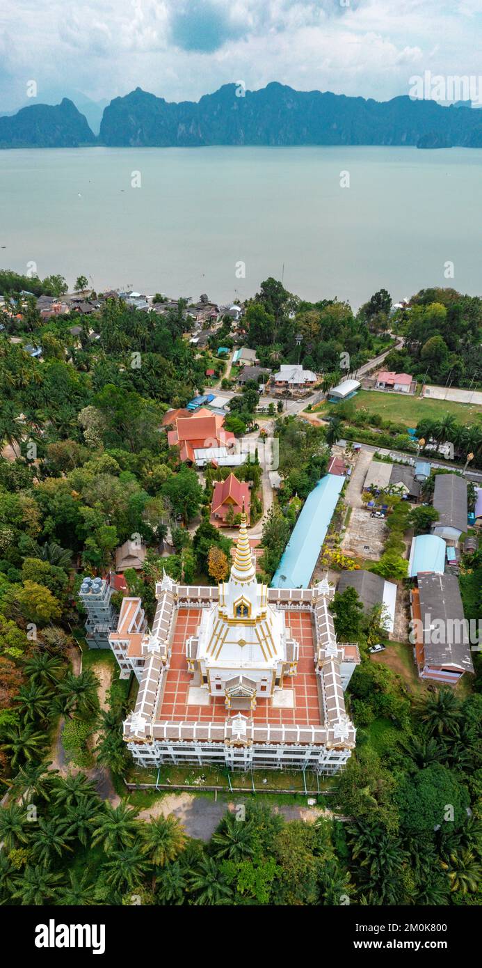 Vue aérienne du temple de Wat Laem Sak dans la province de Krabi, en Thaïlande Banque D'Images